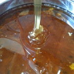 Honig der sich "faltet" - in Zeichen für geringen Wasseranteil und somit für gute Qualität.
